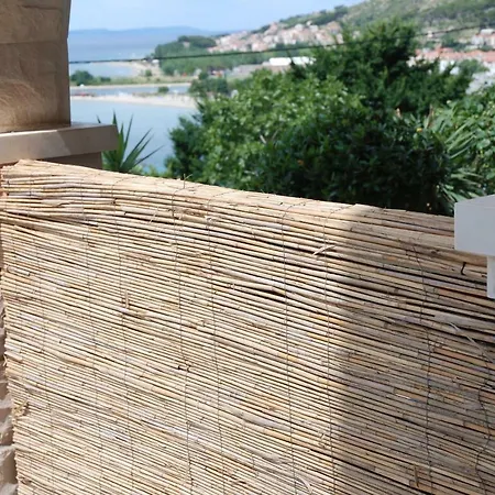 Apartment Domazet Omis