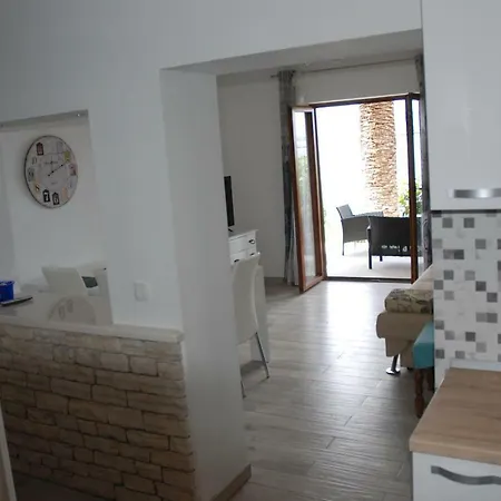 Apartment Domazet Omis