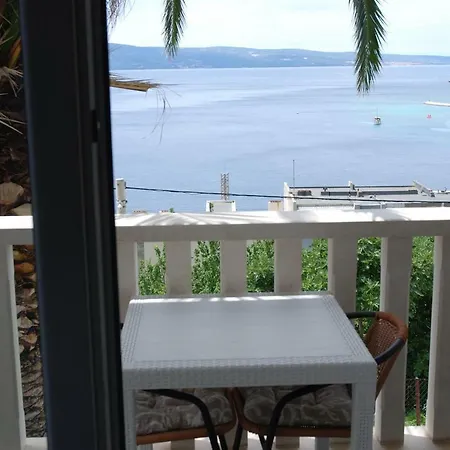 Apartment Domazet Omis
