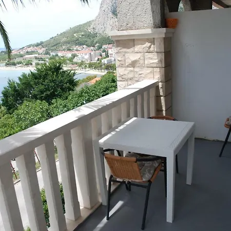 Apartment Domazet Omis